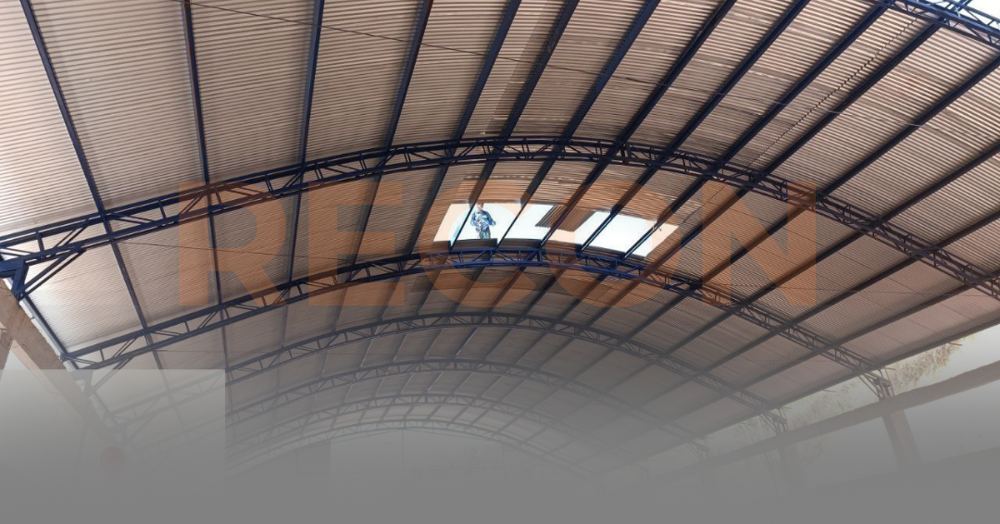 Estrutura metálica de grande porte — cobertura curva executada pela equipe Recon