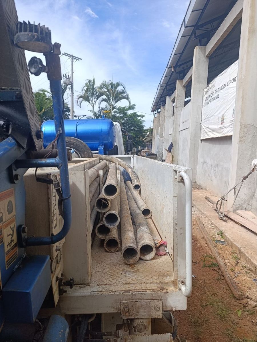 Execução de quadra esportiva escolar — logística e transporte de materiais