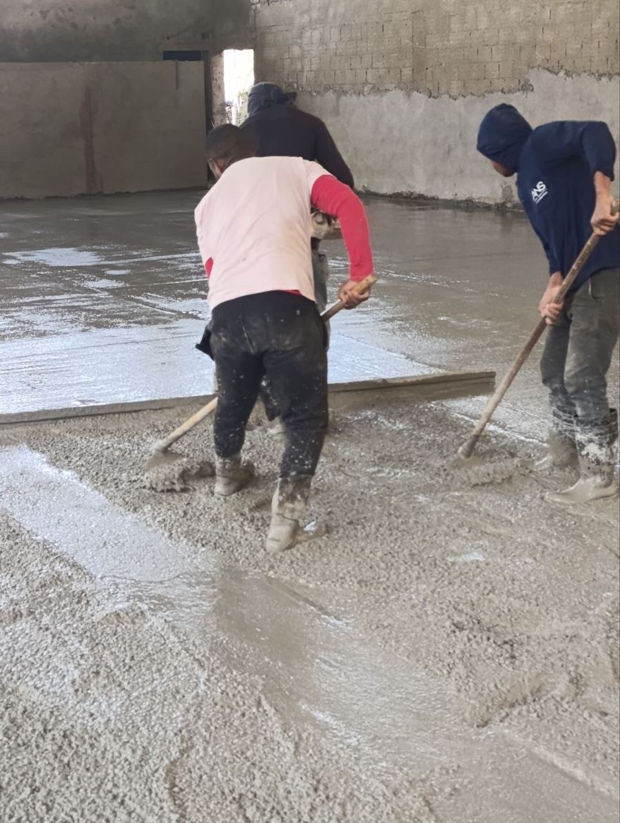 Acabamento de piso em concreto — obra de quadra esportiva