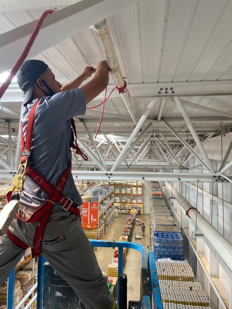 Manutenção técnica em altura — rede de supermercado