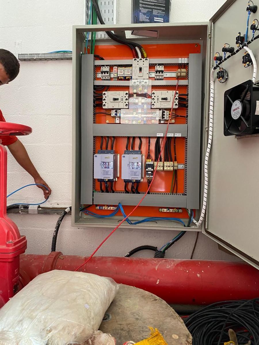 Quadro elétrico industrial com sinalização de combate a incêndio