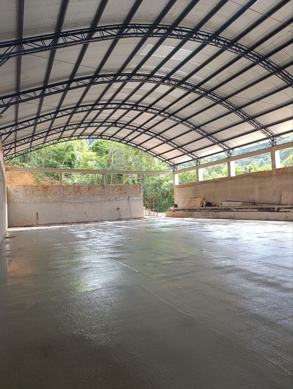 Cobertura metálica finalizada com piso em concreto